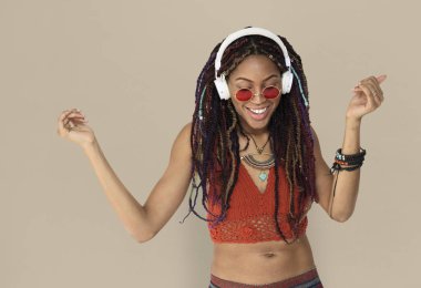 Afrikalı kadın müzik dinleme dreadlocks ile