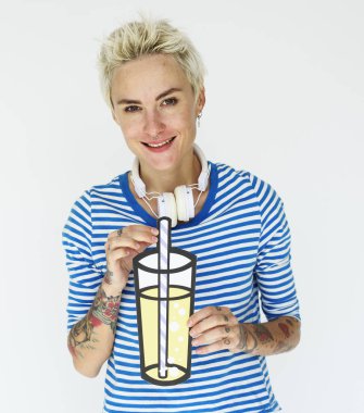 Limonata ile sarışın kadın 