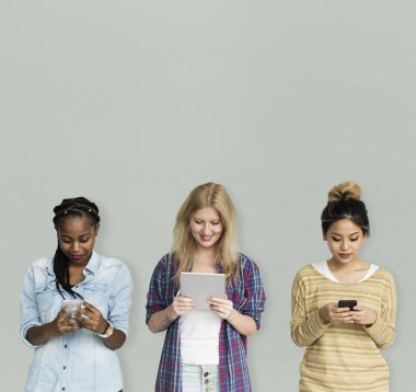 Arkadaşlar dijital cihazlar kullanarak