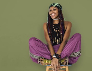 olan dreadlocks lotus poz oturan kadın