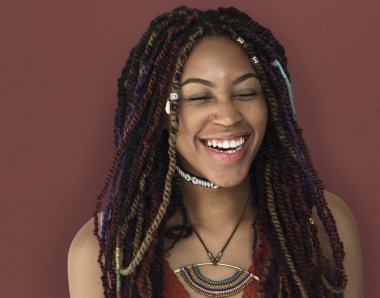 Afrikalı kadın gülüyor dreadlocks ile