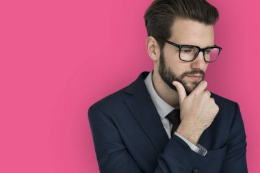 düşünme ve çene üzerinde elini tutarak işadamı