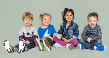 katta oturan mutlu çocuk