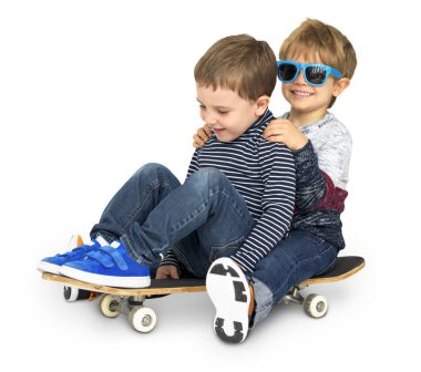 mutlu küçük çocuklar kaykay üzerinde sürme