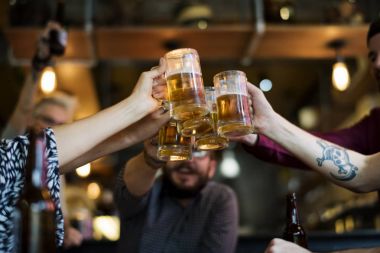 arkadaşlarım zanaat bira içmek