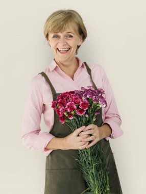 Buket çiçek ile üst düzey kadın