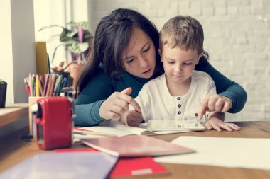 Anne ve oğlu dijital tablet kullanma