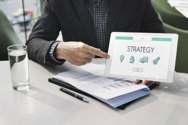 İşadamı resmi elbise elinde 