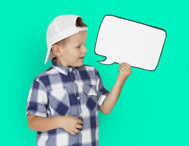 Çocuk konuşma balonunu tutuyor