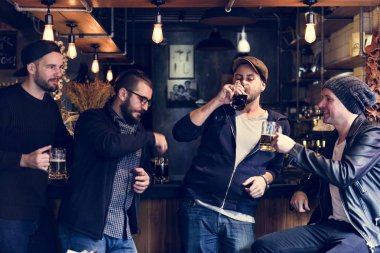 arkadaşlarım zanaat bira içmek