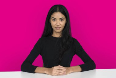 Asyalı kadın tablosu tarafından oturur