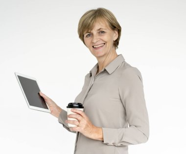 dijital tablet kullanan kadın