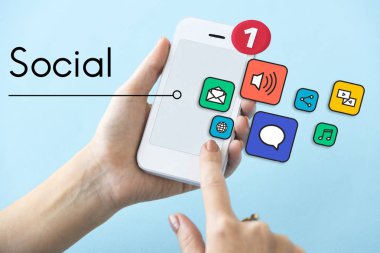 akıllı telefon elinde 