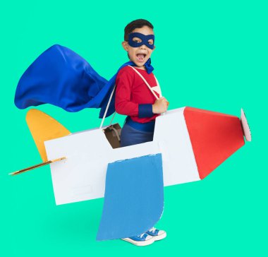 Çocuk kağıt uçakla oynuyor.