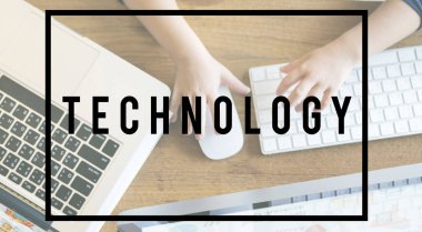 Bilgisayarda çalışan çocuk eller