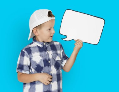 Çocuk konuşma balonunu tutuyor