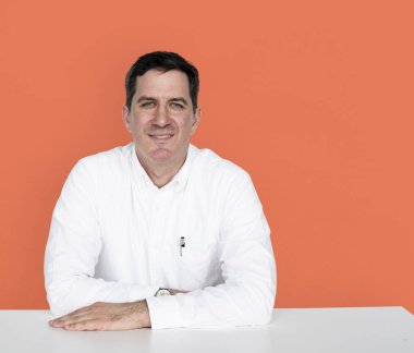 Beyaz tişörtlü adam