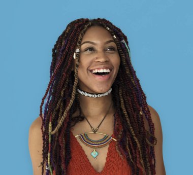 Afrikalı kadın gülüyor dreadlocks ile