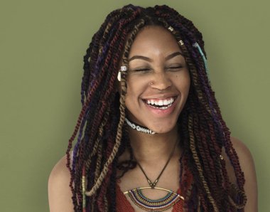Afrikalı kadın gülüyor dreadlocks ile