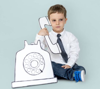 Kağıt telefon tutan çocuk