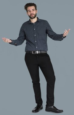 stüdyoda ayakta işadamı