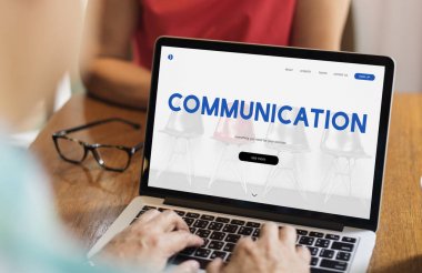 Eller dizüstü bilgisayarda çalışıyor