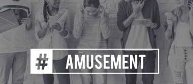 Arkadaşlar dijital cihazlar kullanarak