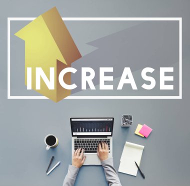 Eller dizüstü bilgisayarda çalışıyor