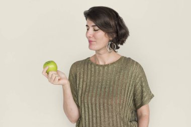 Esmer kadın stüdyoda poz