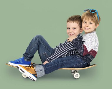 mutlu küçük çocuklar kaykay üzerinde sürme