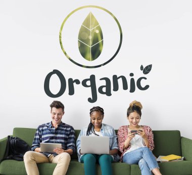 Arkadaşlar dijital cihazlar kullanarak