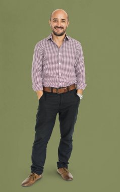 kel adam gülümsüyor 