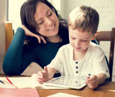 Anne ve oğlu dijital tablet kullanma