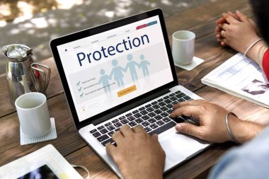 Kadın ve erkek dizüstü bilgisayar kullanıyor