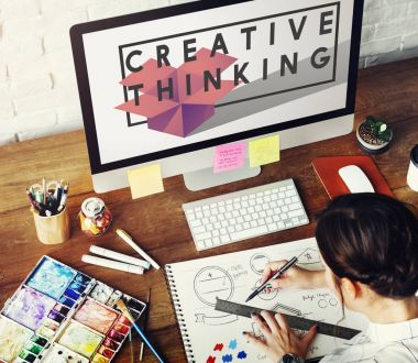 Bilgisayarda çalışan genç bir kadın.