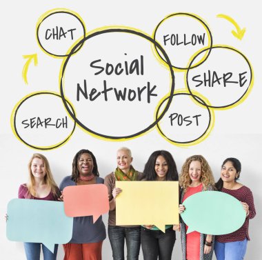 Konuşma balonları tutan çeşitlilik kadınlar