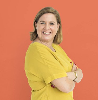 Olgun gülümseyen kadın