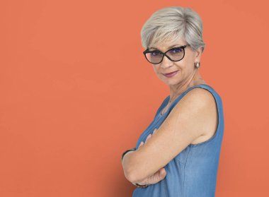 gri saçlı güzel kadın kıdemli