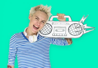 Sarışın kadın holding boombox