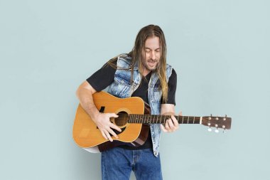 Gitar çalan müzisyen 