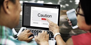 Eller dizüstü bilgisayarda çalışıyor