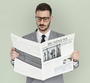Gazete okuyan adam