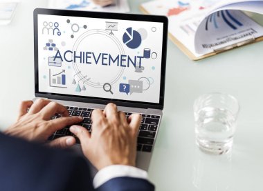 Dizüstü bilgisayarda çalışan iş adamı