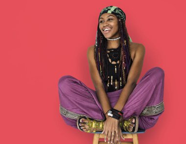 olan dreadlocks lotus poz oturan kadın