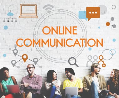 çeşitlilik arkadaşlar duvara yakın oturur