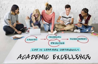 öğrenciler proje üzerinde birlikte çalışma