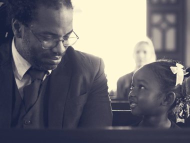 Baba ve kızı kilisede