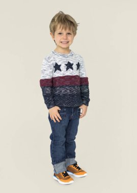 Stüdyoda küçük beyaz çocuk