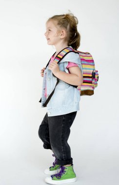 sırt çantası giyen kız