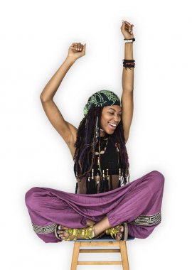 olan dreadlocks lotus poz oturan kadın